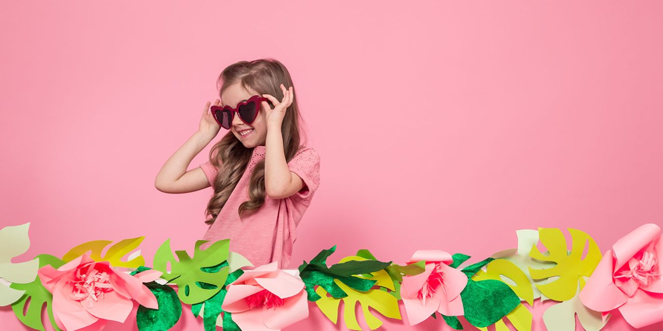 portrait-little-girl-with-sunglasses-pink-background